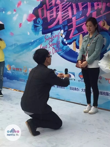 蘇世龍手捧戒指，單膝跪地向夢夢求婚，夢夢激動的說不出話來，點頭答應~