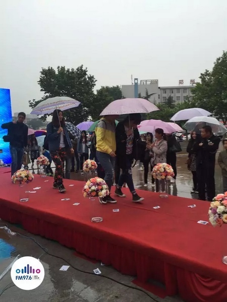 　　好友從屏幕后面走出來，他們特意從陜西、平頂山趕來為兩人送出祝福。