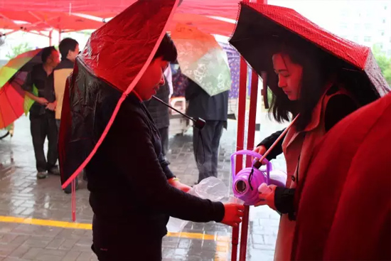 在寒冷的天氣中，為了能讓專家大夫們喝上熱水，紅改主任與柳青不斷的給大家添水。