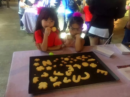 烤制好的餅干，發(fā)揮想象力，畫上美麗的圖案