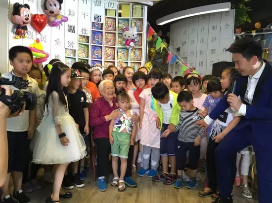 　　豫劇表演藝術(shù)家高潔老師和孩子們?cè)谝黄?，講述自己和戲曲的故事，祝福所有的小朋友節(jié)日快樂。