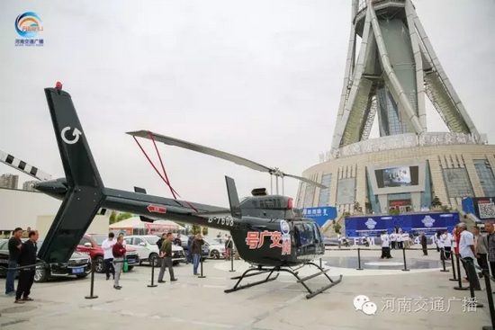 張貼著愛(ài)心助考車貼的“交廣號(hào)”直升機(jī)也同時(shí)起飛，共同開(kāi)啟了今年的愛(ài)心助考之旅。