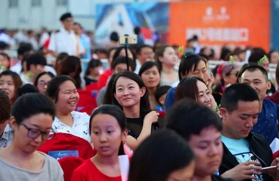 正是你們的笑容，才讓我們有了繼續(xù)前行的動力，哪怕風(fēng)雨兼程。