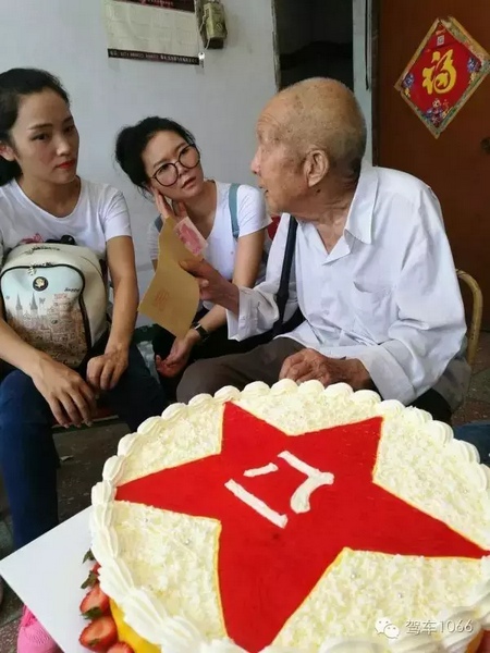 二姐們認(rèn)真聽老兵講抗戰(zhàn)的故事，老人年事已高，記憶都是轟炸！轟炸！轟炸！