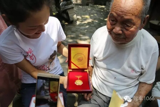 老兵聽不到我們在說什么，今年98了。