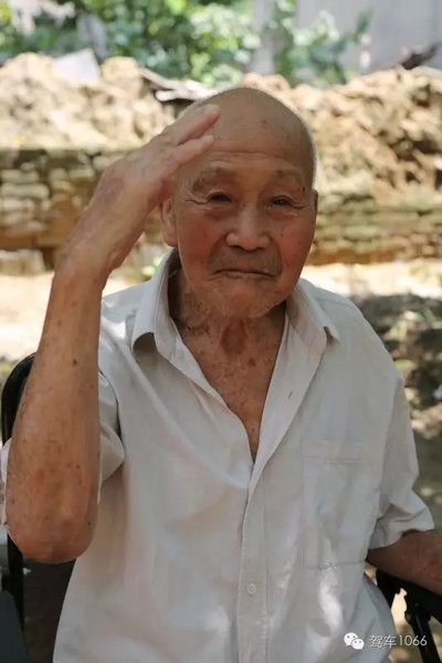 老兵身子骨不行了，九十多歲了……也許軍禮不那么標(biāo)準(zhǔn)了，但是這一幕還是感動到了我們……