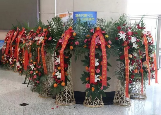 “月陽工作室”團隊成員、戲曲志愿者及社會各界送來的祝?；ɑ@