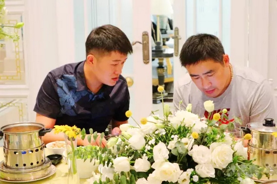 這種熱烈的氣氛，一直延續(xù)到飯桌上