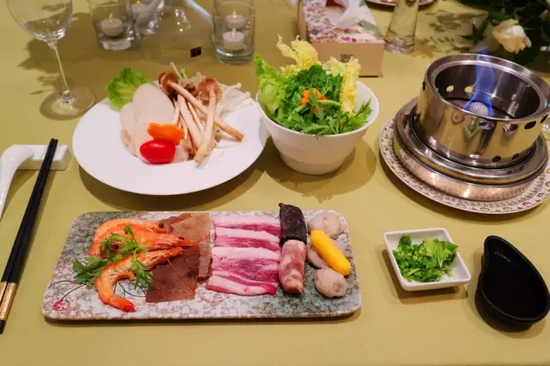 精致的小火鍋，用的是綠色燃料——乙醇。