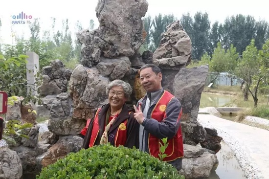 爺爺奶奶叔叔阿姨被盛運(yùn)莊園的景致吸引，紛紛拍照留影