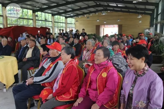 臺上展風(fēng)采，臺下笑開懷