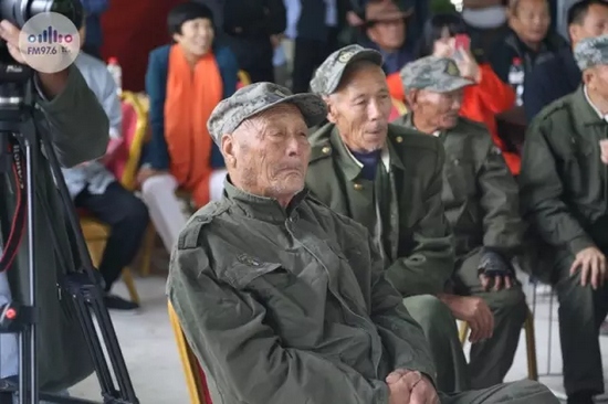 臺上展風(fēng)采，臺下笑開懷