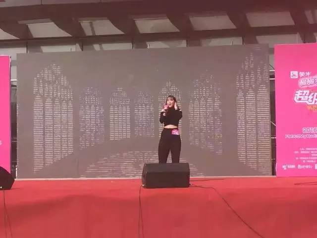 這pose一看就是在飆高音，猜猜看她唱的是哪首歌？