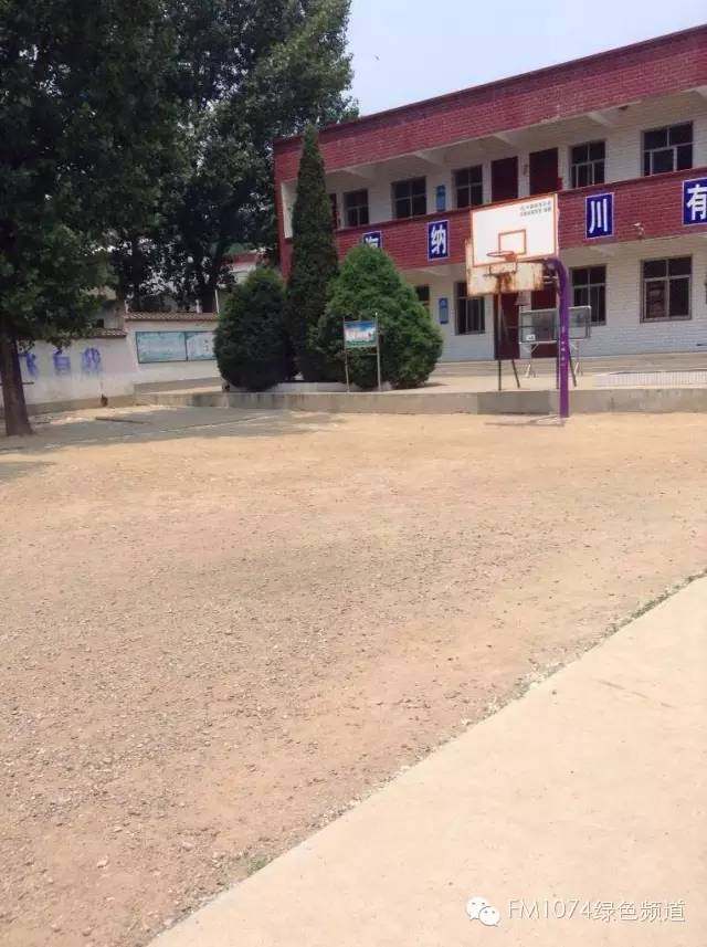 學(xué)校面積不大，只有一棟教學(xué)樓。