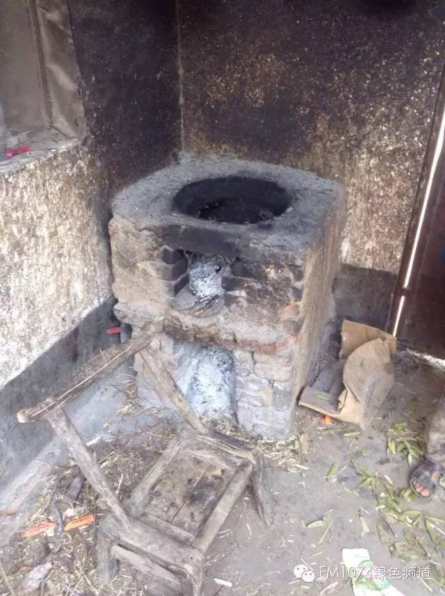 走訪另一個貧困家庭，進去之后才知道什么是真正的一貧如洗、家徒四壁。