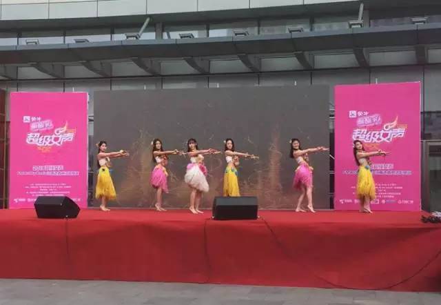 伴隨著舞蹈演員們的開場，比賽在上午10點(diǎn)半正式拉開序幕