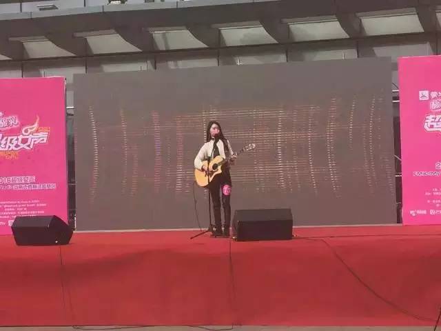 第一位自彈自唱的女生，魅力無法阻擋！