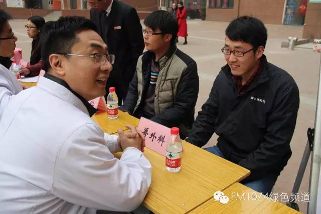 看這位小伙兒，跟我們的醫(yī)生都聊嗨了……