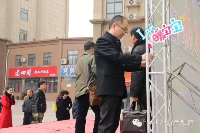 寒江副總監(jiān)親力親為，事無巨細(xì)。偶像真是暖暖惹人愛呢！