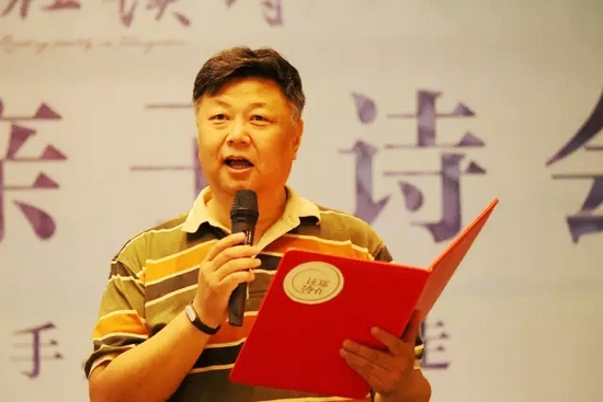 第一個(gè)節(jié)目便是重磅，大象融媒·欣欣象融網(wǎng)絡(luò)科技公司董事長(zhǎng)魏峰帶來(lái)沈浩波的作品《在夏天時(shí)想起秋天》