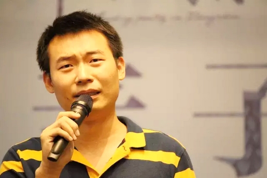 他，是一名消防員，同時(shí)也是聲音的愛(ài)好者。