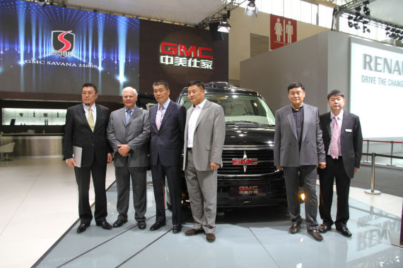 北京國際車展上，全新GMC S系列頂級(jí)商務(wù)車在亞太區(qū)首發(fā)。圖為企業(yè)領(lǐng)導(dǎo)與新車合影。