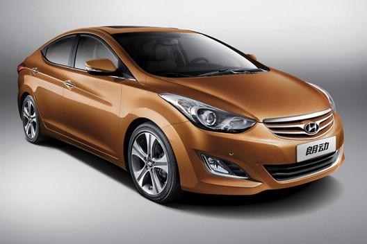 　　北京現(xiàn)代朗動(dòng)分別搭載1.6L和1.8L兩種發(fā)動(dòng)機(jī)，共7款車(chē)型?！傲黧w雕塑”設(shè)計(jì)理念持身的朗動(dòng)看上