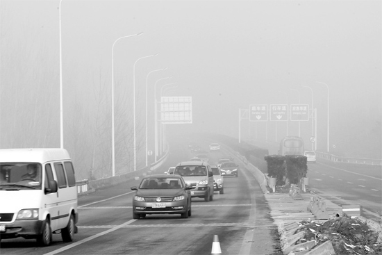 最近能見度不佳的天氣，給駕車上高速的車主提出了更多的要求