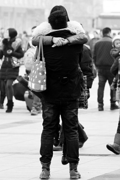 浪漫的情侶，離別時(shí)不忘激情擁抱