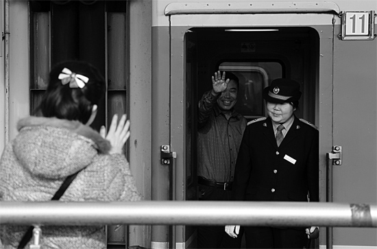 揮手向親人告別，并祝福一路平安