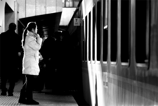 春運(yùn)大潮中，這樣難舍難分的身影總不時(shí)閃現(xiàn)在站臺(tái)上和廣場(chǎng)中