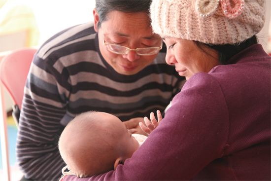 在“魯冰花舍”，李俊峰夫婦就這樣抱著奇奇看了好久