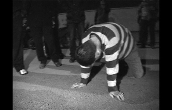 昨日凌晨，鄭州市化工路西段，渾身酒氣的男子出盡洋相