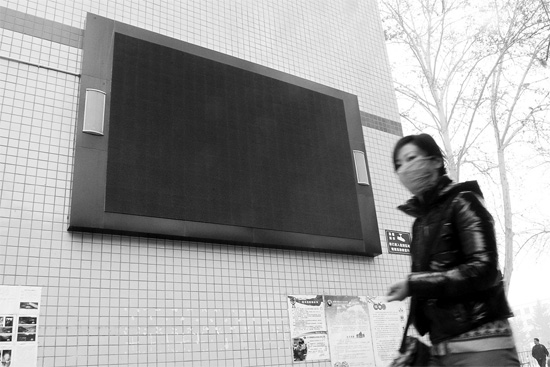 教育部下發(fā)通知，不僅要求學(xué)校引導(dǎo)學(xué)生勤儉節(jié)約，學(xué) 校也要節(jié)約辦公。昨天是開學(xué)第一天，鄭州市39中校園