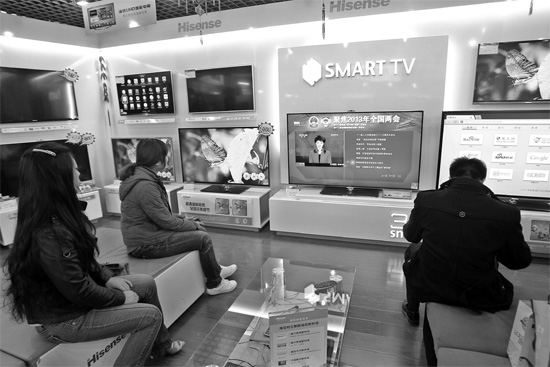 5日，鄭州市的家電賣場(chǎng)里，網(wǎng)絡(luò)電視正在同步直播兩會(huì)報(bào)道 東方今報(bào)記者張培方攝