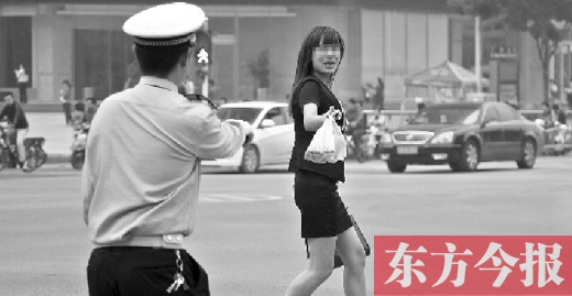 一名女子闖紅燈，并且躲避交警的處罰