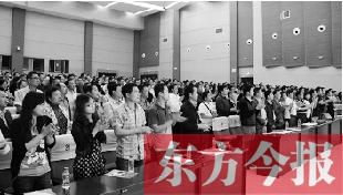 演員謝幕時，沒有觀眾離場，而是全部起立熱烈鼓掌