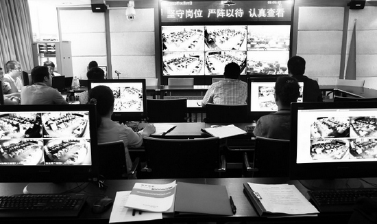 2013年高考首日，鄭州市國家考試考務指揮中心內，工作人員通過監(jiān)控器遠程監(jiān)考