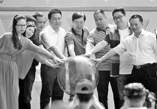 嘉賓們按動啟動球宣告“河南廣電全媒體青年創(chuàng)業(yè)俱樂部”正式成立 嘉賓們按動啟動球宣告“河南廣電全媒體青年創(chuàng)業(yè)俱樂部”正式成立