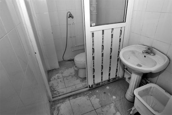 不僅周邊設施齊全，鄭州公租房室內(nèi)設施也齊全。圖為剛安裝好的衛(wèi)浴設施