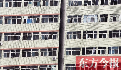 鄭州市城中村眾多類似這樣火柴盒式的房間，成了大中專畢業(yè)生們暫時(shí)安放青春和夢想的地方