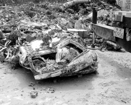 7月2日，新密市區(qū)，暴雨沖倒圍墻，一輛汽車被砸成“鐵餅”