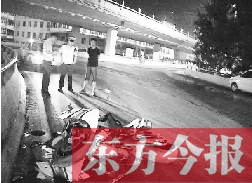 昨日凌晨3時(shí)，鄭州市區(qū)河醫(yī)立交橋下，交警在勘察現(xiàn)場(chǎng)