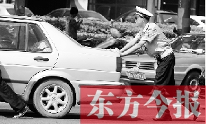 一輛車壞在了路中間，執(zhí)勤交警幫推車
