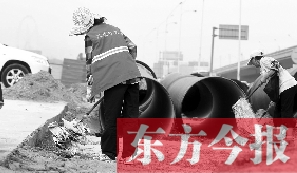 鄭州市鄭東新區(qū)，烈日下工作的環(huán)衛(wèi)工