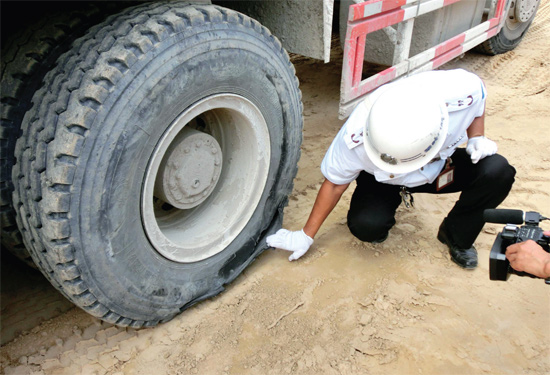 8月3日，棉紡路與六廠前街交叉口附近一輛水泥罐車突然爆胎，路邊一輛電動車被沖擊波震翻報廢