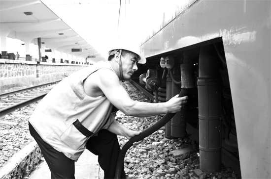 昨日，商丘火車站給水員在烈日下工作