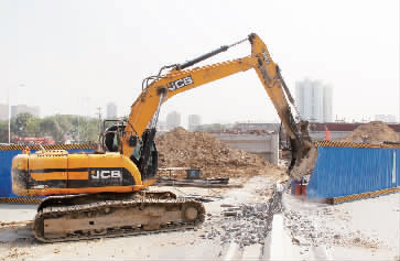 南陽路、北環(huán)快速路立交橋?qū)⑦M(jìn)行封閉施工，圖為工人正在拆除隔離欄