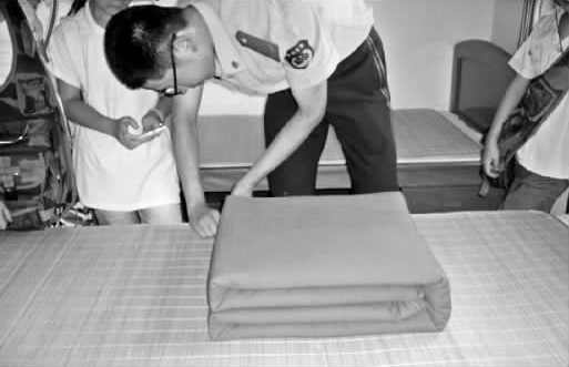 鄭州市某武警駐地，武警官兵現場表演疊被子