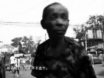 視頻中的男子面對(duì)鏡頭發(fā)泄心中的不滿：不合理，明擺著剝削人